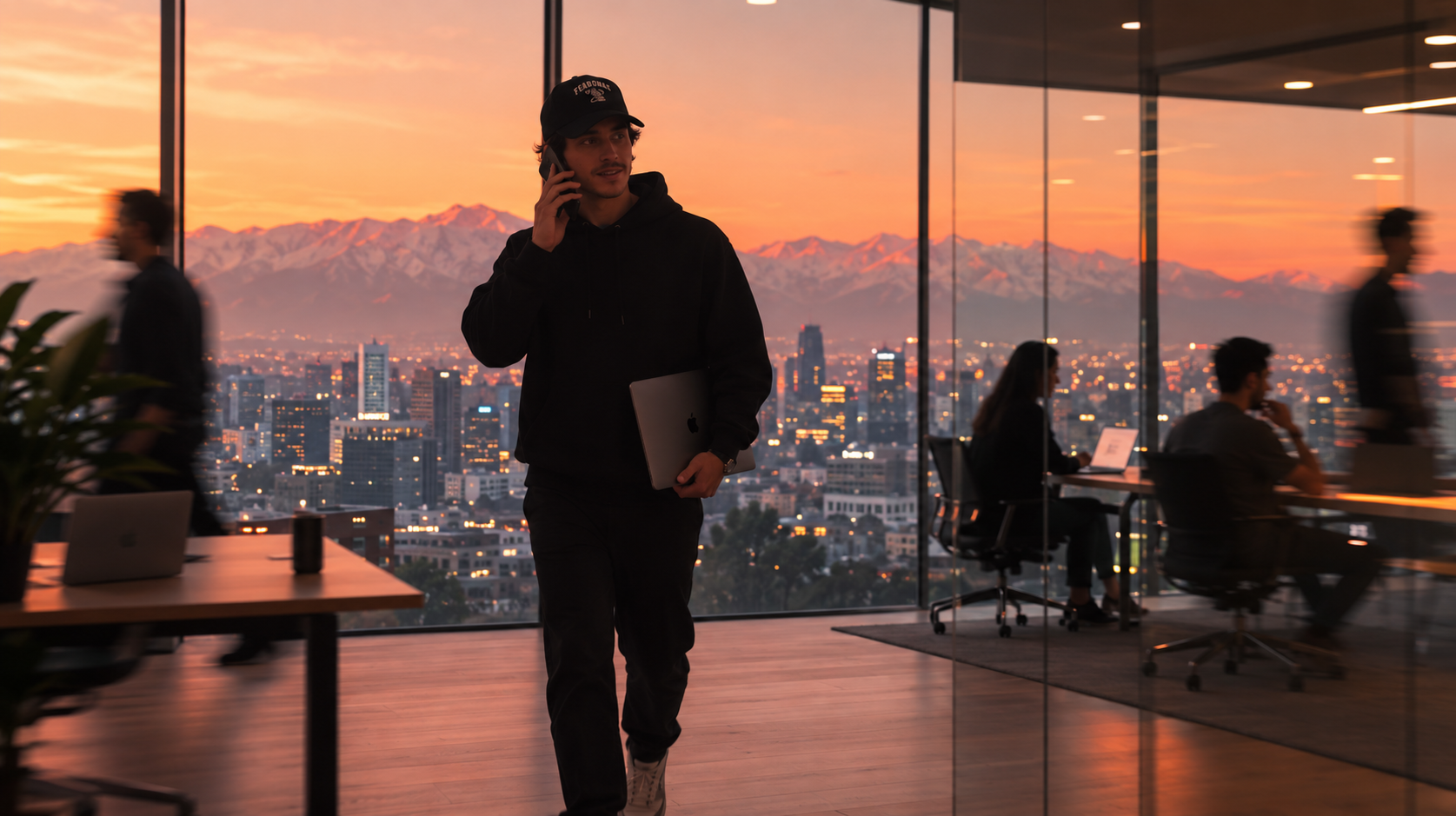 Sebastian Clavero en una oficina de Santiago al atardecer