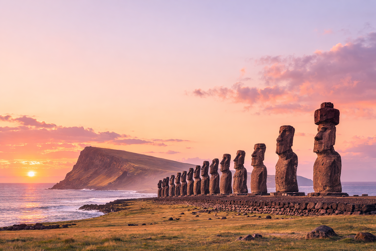 Moáis de Isla de Pascua al atardecer